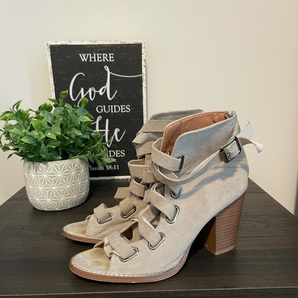 Shoes/booties